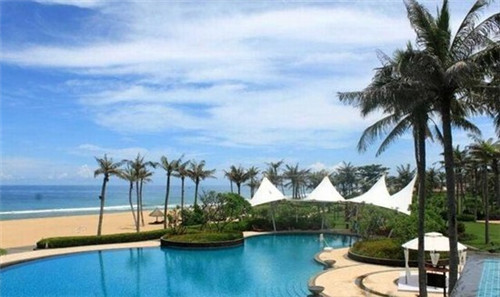 爬上山顶看风景800字作文（爬到山顶看到美丽的风景的作文）